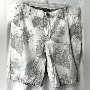 Nautica shorts in new condition size 32